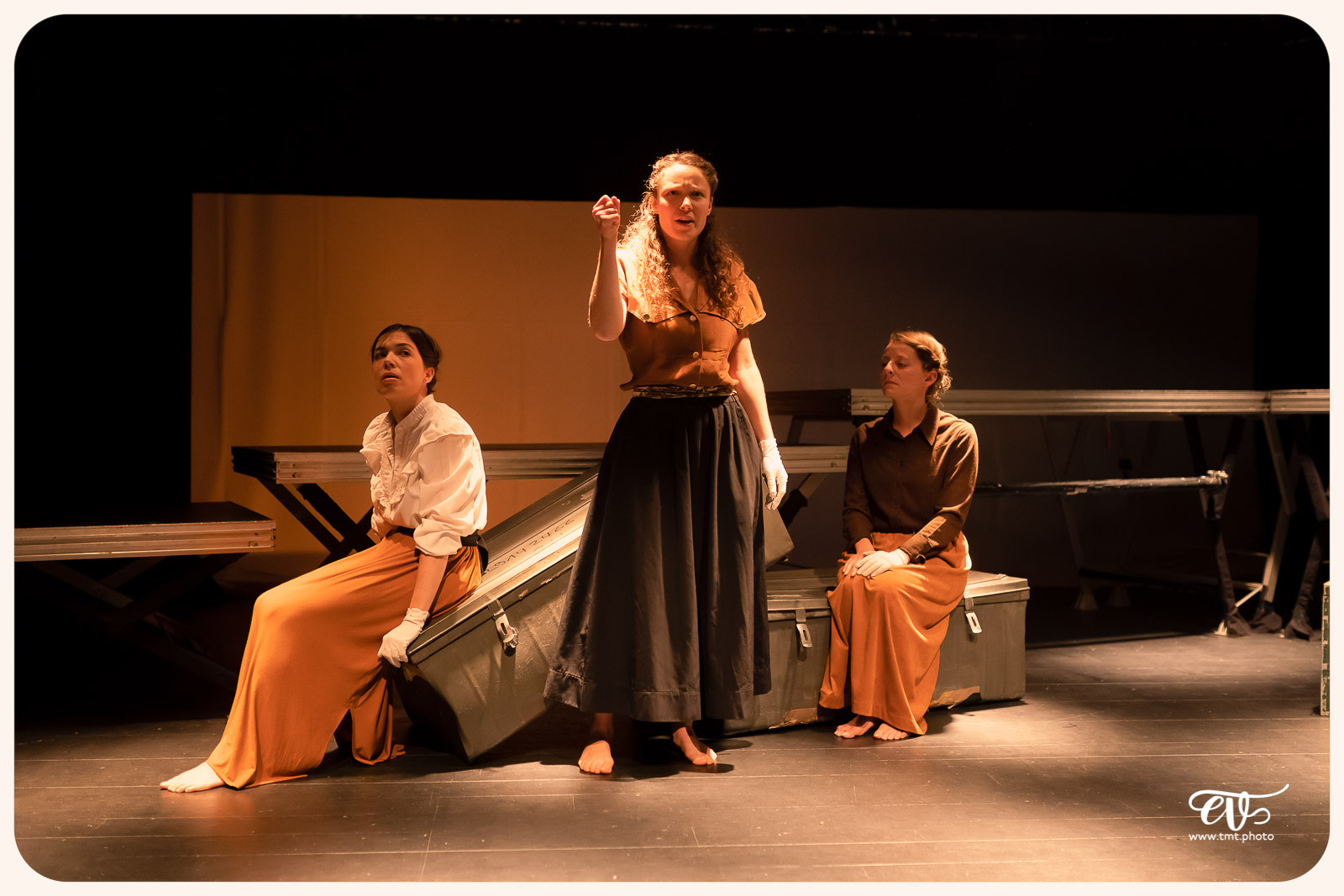 LA MESNIE H. - UN JOUR D'ÉTÉ